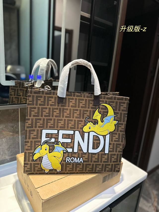 芬迪fendi 托特包 2024龙年限定 Fendi&藤原浩&宝可梦的三方联名 这款大托特真的很上头 喜欢用大包的宝子可以冲这款 主打一个实用 而且快龙的造型可