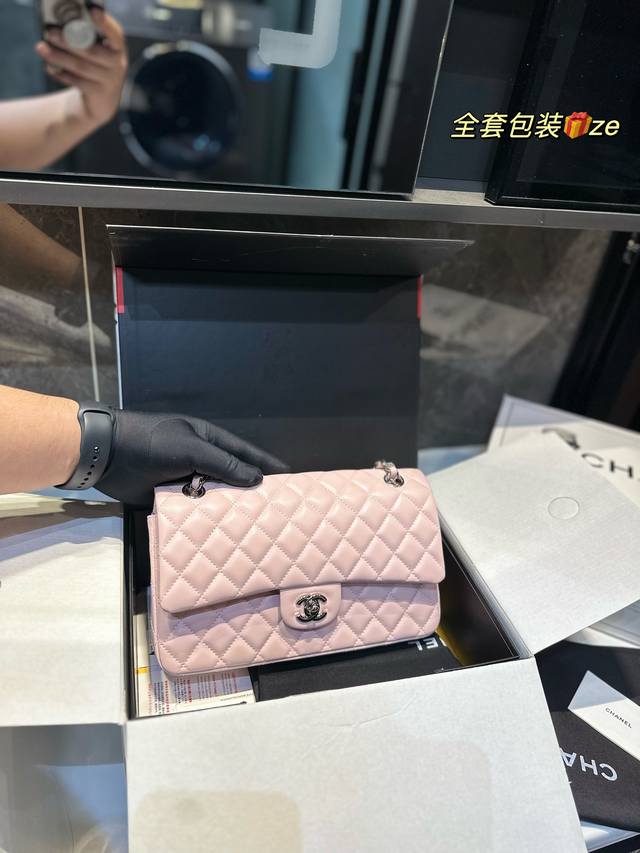 折叠飞机礼盒 复刻版 Chanel 26Cm Cf Chanel无疑是个美胚子简直就是狙击小仙女们心脏的利器珍珠女孩的优雅与温柔就像珍珠本身的特质光泽一般在召唤