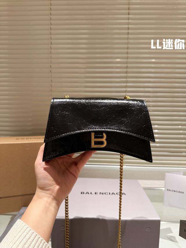 高品质 巴黎世家新款沙漏包 鳄鱼纹 Crush Bag 帅炸裂 Balenciaga 巴黎世家 新款沙漏包 Crush Bag Crush双链条绗缝包 采用进口