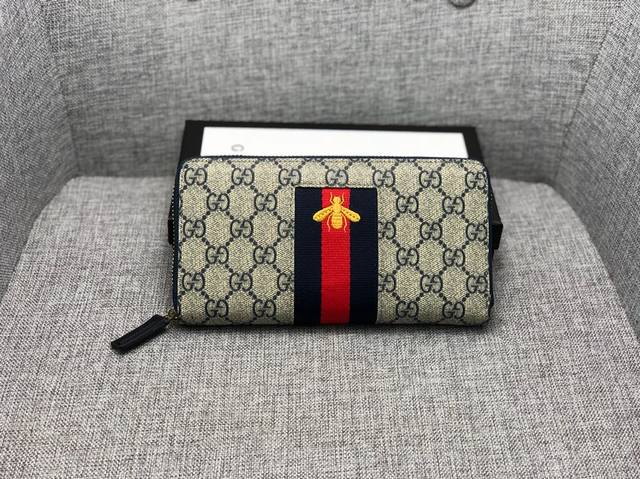 Gucci 产品型号 408831 产品品质 原版 产品材质 配皮 产品规格 19*9.5*2.5 产品颜 色 黑光 咖 蓝 产品描 述 官网同步 精湛手工制作