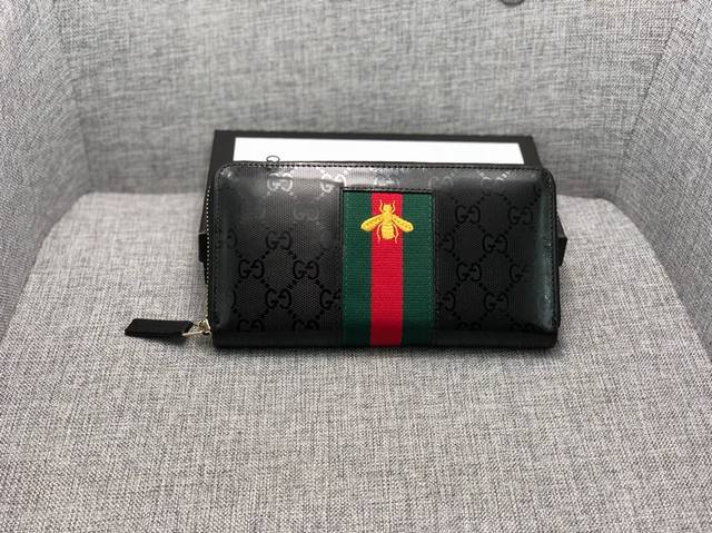 Gucci 产品型号 408831 产品品质 原版 产品材质 配皮 产品规格 19*9.5*2.5 产品颜 色 黑光 咖 蓝 产品描 述 官网同步 精湛手工制作