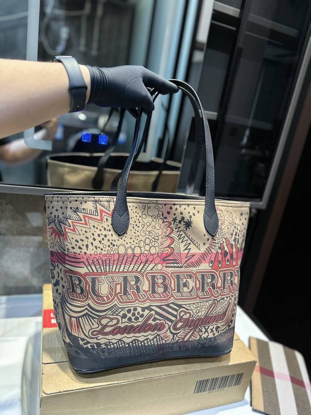 巴宝莉 Burberry 经典气质大牌变形购物袋 这款真的是太经典啦 你们千呼万唤的款 怎么背都好看 质量超b 进口布料 原版配色内里 Pk专柜品质 美妞必留款