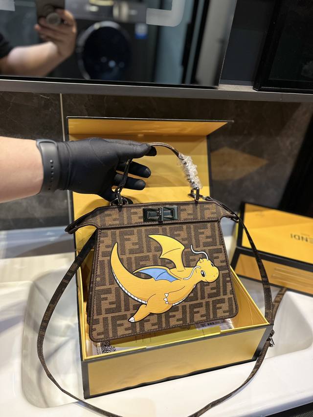 折叠盒 芬迪fendi Keepaboo小猫包 2024龙年限定 Fendi&藤原浩&宝可梦的三方联名 主打一个实用 而且快龙的造型可爱又好看 Cg尺寸25.2