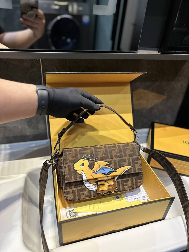 折叠盒 尺寸24.12 芬迪fendi 法棍包 2024龙年限定 Fendi&藤原浩&宝可梦的三方联名 主打一个实用 而且快龙的造型可爱又好看 尺寸24.12