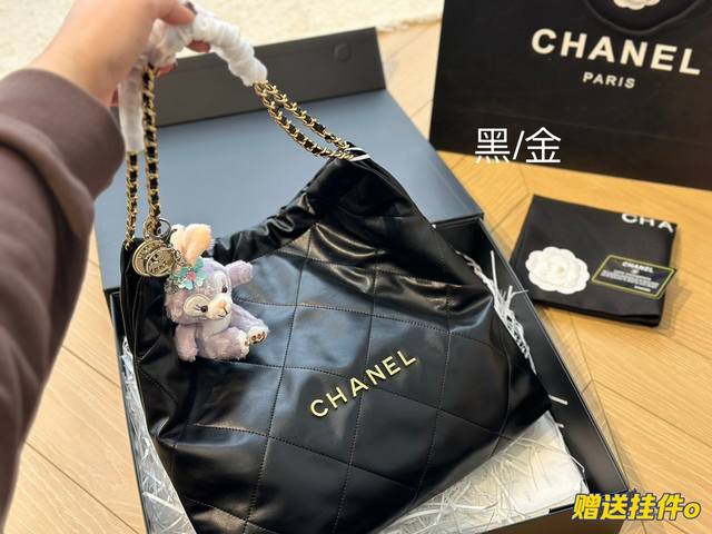 赠送挂件 Chanel 千呼万唤的牛皮系列 今年火遍全网的垃圾袋 不多说啦直接上现货 搜索 小香家 垃圾袋 尺寸35厘米