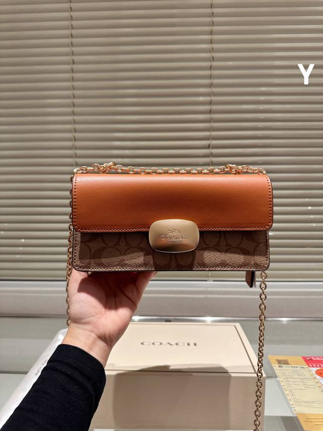 复刻版 牛皮 Coach 新品 Eliza 系列 Coach十二月新品来咯 全新系列eliza 系列链条包 员8 适合日常出行和旅游出行使用 方便的链条可以斜挎