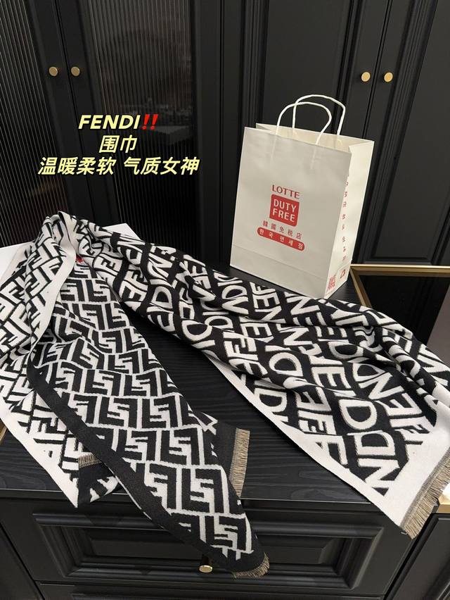 配盒 芬迪fendi 围巾 真的相当的百搭 上身气质 Upup 上身效果气场非常强大 这款围巾的效果很特别 手感柔软成色有质感 面料厚实保暖 版型更是非常有型