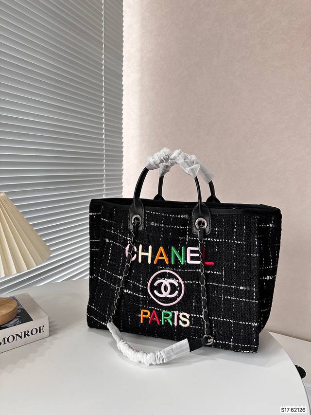 Chanel 新款香奈儿沙滩包购物袋 Chanel沙滩包每年都会出新的款 跟老款不同的logo装饰更加高端大气 容量超级可妈咪包 简约休闲的设计深受欢迎 而且容