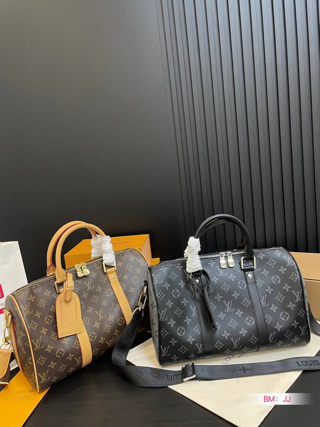 男帅女飒 Lv Keepall35 真的泰裤辣 路易威登 Keepall 35 黑色老花有辨识度又低调 City的行李牌整个包包有不单调 尼龙宽肩带 上身也不勒