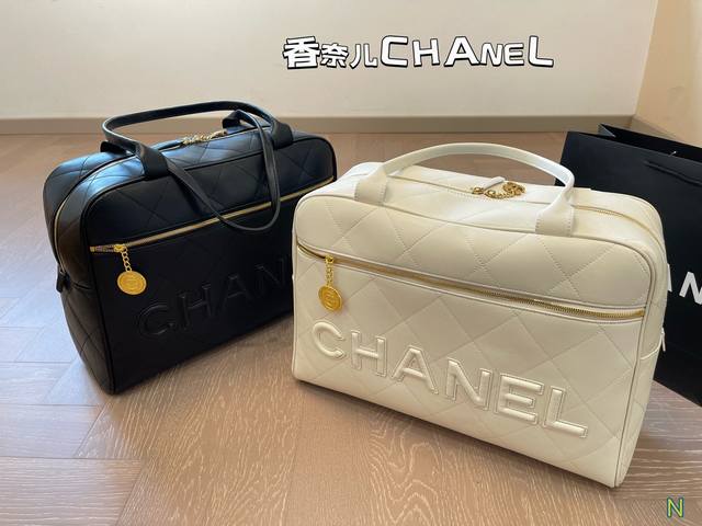 香奈儿chanel 手提包 质感很高级 容量超级大也很耐用 日常出街背它回头率百分百 就是这种随性慵懒感 尺寸 43 30