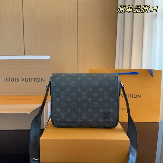 配飞机折叠礼盒 男包分享0Louisvuitton单肩包 目路易威登louisvuitton比起非常火 的双扣邮差包这一款lv男士单肩包可以说非常低调了國 Di