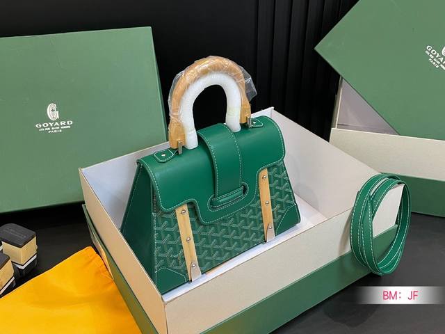 配盒 Goyard 戈雅 代表性的包款 西贡包 自带气场哦. 手机 口红 卡包 粉饼 钥匙都能放 非常实用 尺寸 27*20