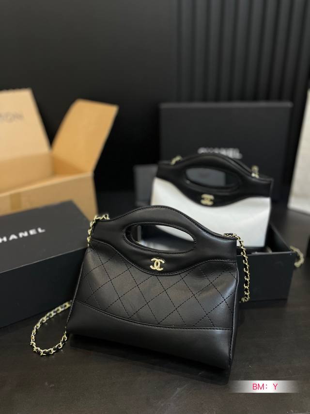 配折叠盒子 香奈儿chanel 31 Bag 再次回归 体积变小还爱吗 Chanel 31 Bag 2023高级手工坊秀场再度回归 既2018秋冬复刻完一次 2