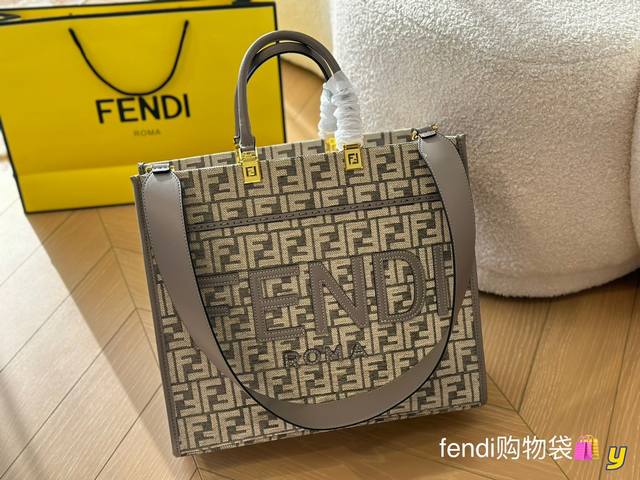 尺寸 36Cm F家 Fendi Peekabo 购物袋 经典的tote造型 但是这款最大的特点 手提腋下