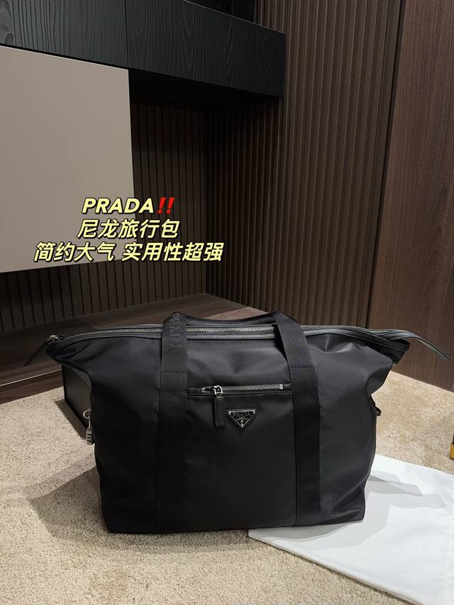 尺寸42.39 普拉达prada 尼龙旅行包 出差旅途也得帅兴 旅行袋带这一个就够了 太好用了 可手提 也可以单肩斜挎 材质很轻便 背起来不会很累 里面的空间装