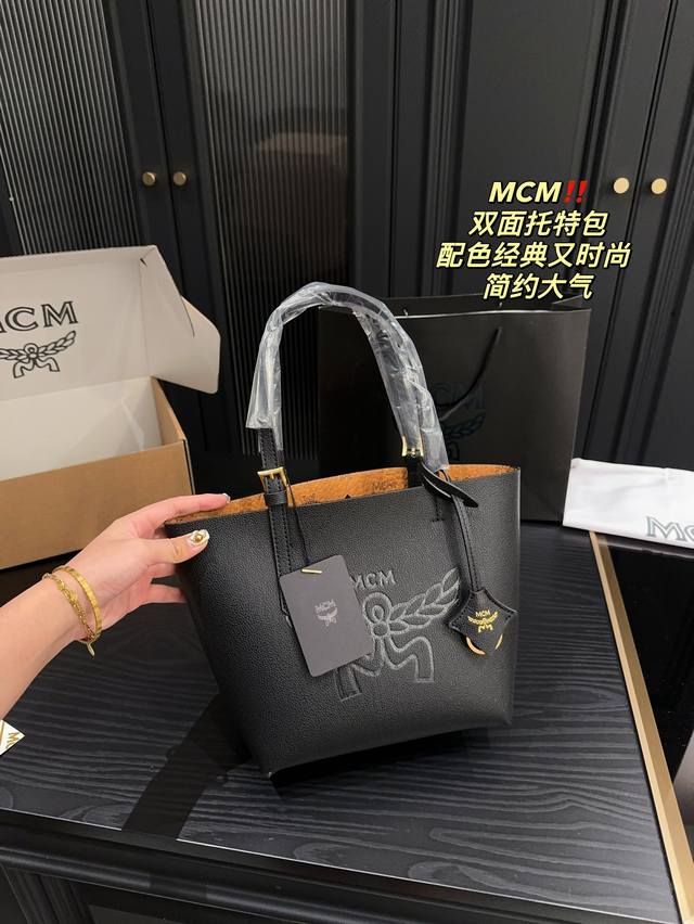 飞机盒尺寸20.20 Mcm 双面托特包 配色好好看 Mcm越来越会了吧 纯色搭配经典logo 抓佳女孩子们的心 不需要纠结颜色了 包包两面可背 尺寸对各种身高