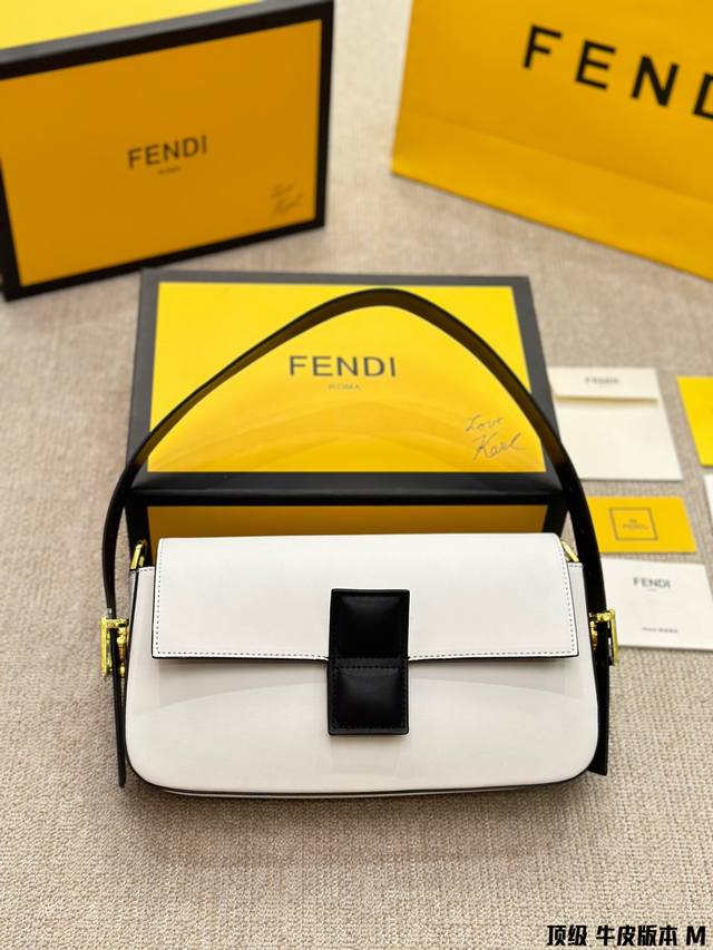 牛皮版本 Fendi Vintage 腋下法棍包 2023年米兰时装周街拍中 潮人们背的最多的包包大概就是fendi芬迪的这款腋下包了 经典布料 有种慵慵懒懒的