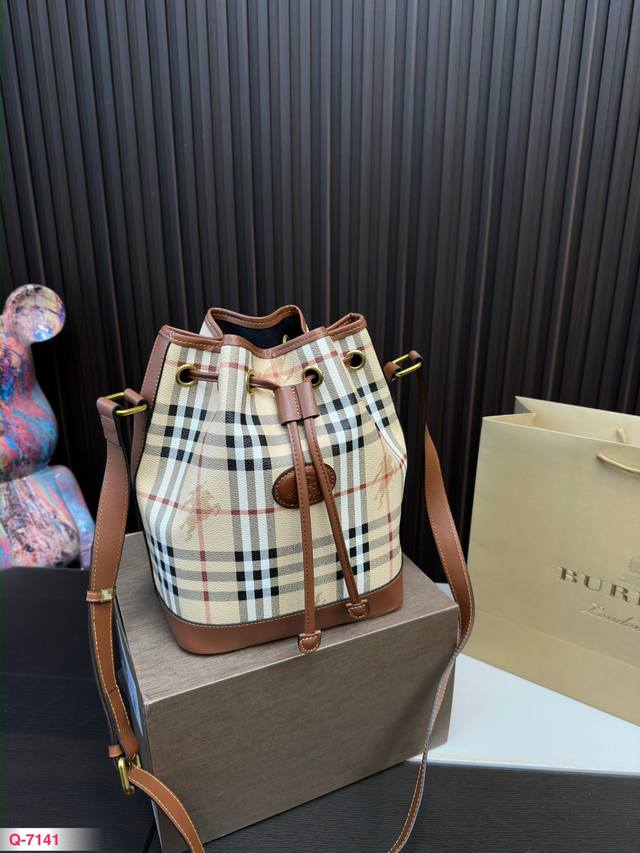 配礼盒 Burberry 巴宝莉水桶 专属标识提花 男女通用背包 经典logo搭配原厂工艺材质 休闲百搭 采用精湛镶嵌细工 尺寸21.28Cm