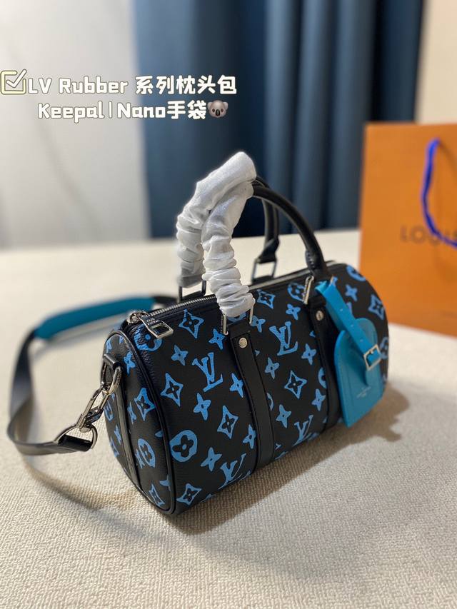 配折叠礼盒 Lv Rubber 系列枕头包 本款 Keepal Nano男士手袋为品牌于1930年推岀的初始柔软旅行袋的小巧版本,将经典帆布与黑色哑光皮革相融合