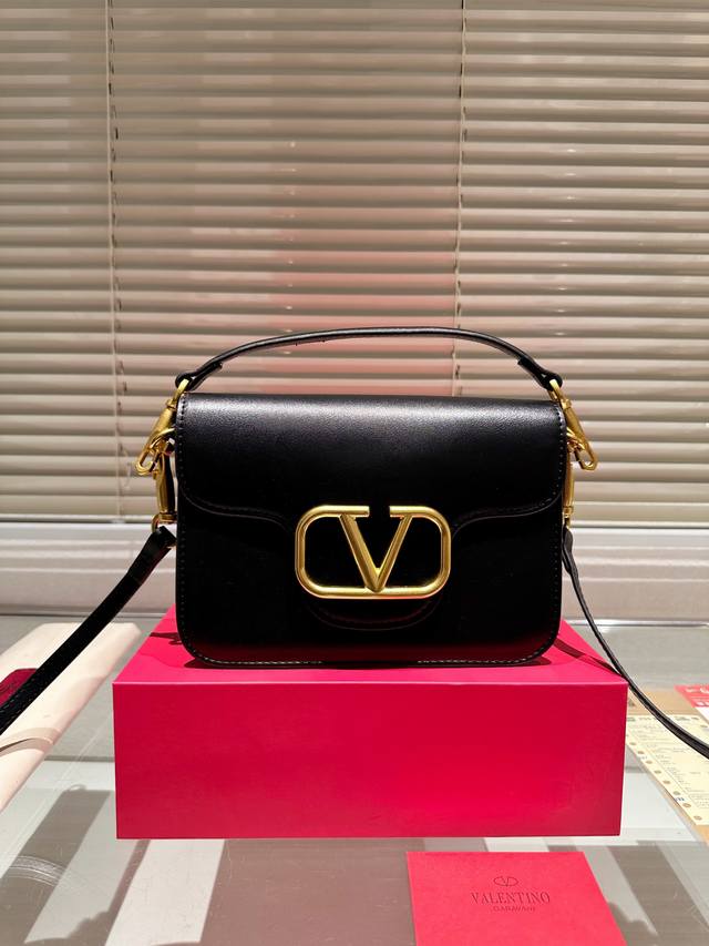 牛皮版本 华伦天奴valentino女士 Valentino 秀款 Black Tie Valentino Letter Bag 来自valentino 的信袋