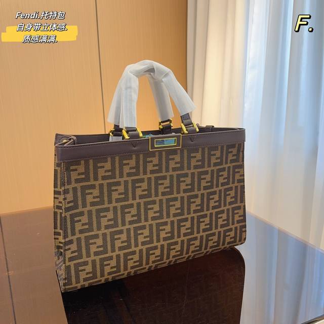 Fendi 芬迪 2023 新品购物袋 推荐给大家芬迪f走秀款非常实用和百搭.相对很多托特包来说.这个款满轻便又耐用的一款 当妈咪包 超大容量哦 尺寸 40*1