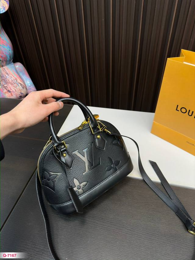 配礼盒 Lv 23新品 贝壳包 原版高品质 包包这款retiro 手袋以标志性的面料制成 经典永恒 优雅低调的外形设计和宽敞的包身更加入了实用性 尺寸24.18