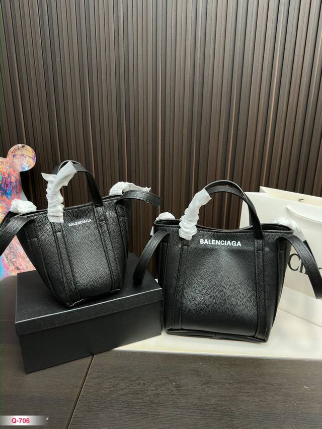 配礼盒 巴黎世家 Everyday 通勤大牌包 Belanciaga Everyday Xs Tote托特包 Balenciaga 巴黎世家的走秀同款托特包 独