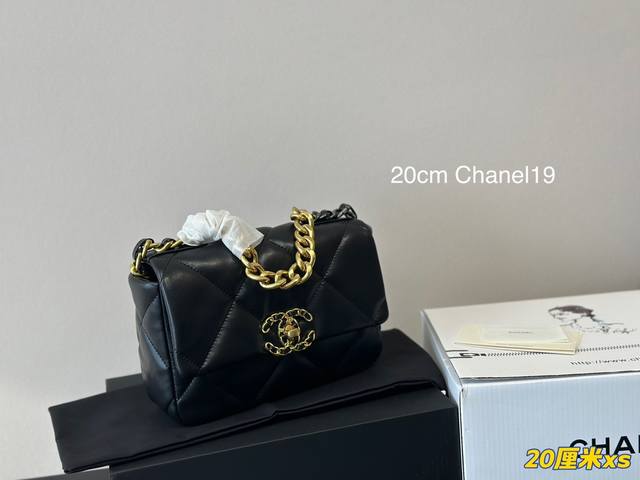 全套包装 Chanel19 Bag 自从欧阳娜娜带货后全球断货很难买到 皮质是羊皮有点像羽绒服包包 但是19的点睛之笔是什么呢 格子放大 格子放大后脱了香奈儿小