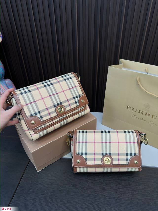 配折叠盒 巴宝莉burberry 巴宝莉专柜最新款单肩斜挎包 实用耐久的面料 采特殊材质搭配牛皮四季必备 单肩斜挎背两用款 尺寸 25.18 Cm 24.14C