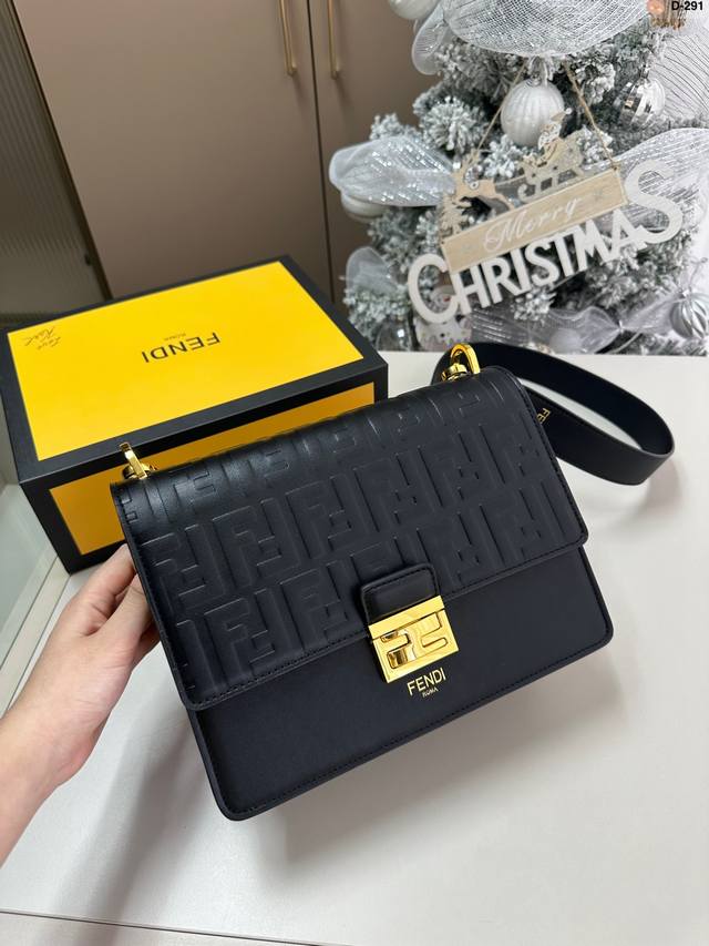 Fendi Kanl系列喜欢这个系列的真的会很喜欢 仙女必备 非常好 出街撞包率很小芬迪9芬迪fendikanl系列明星最爱单肩包d-291尺寸25.11.18