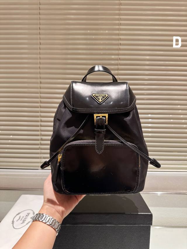 原版布 Prada洋气单品 双肩包 这个系列将是prada接下来一整季的主打款式 Prada 手袋的曲线型设计分外醒目 当手包很优雅 时尚百搭 打麻将逛街也很轻