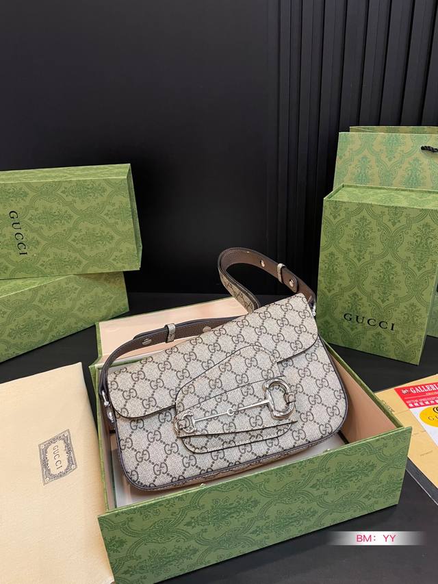 配折叠礼盒 Gucci 1955复古法棍包 Gucci 1955家族又新填一位新成员在原有的经典马鞍包设计上等比例缩小定型包工艺显得更加小巧精致 配了一根超美的