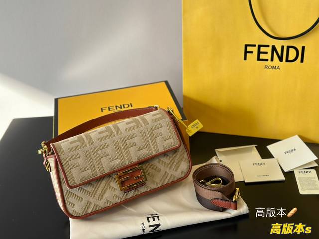 折叠盒 Fendi Baguette法棍包中号第一眼就觉得砸中了我 加上中号有一根较长的肩带 非常实用 中号的装两个手机 钱包 钥匙 墨镜 口红 粉饼都毫无压力