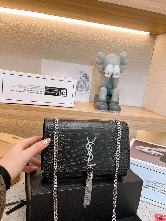 尺寸19.13 圣罗兰ysl Kate流苏包 鳄鱼纹 复古优雅 满满的高级感 大小适中 容量感人 休闲正装皆可轻松驾驭