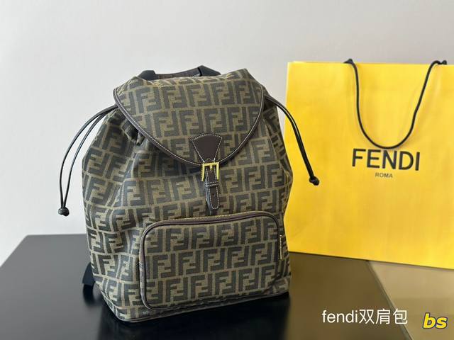 Fendi新品双肩 日常出行必备款 尺寸32*42Cm