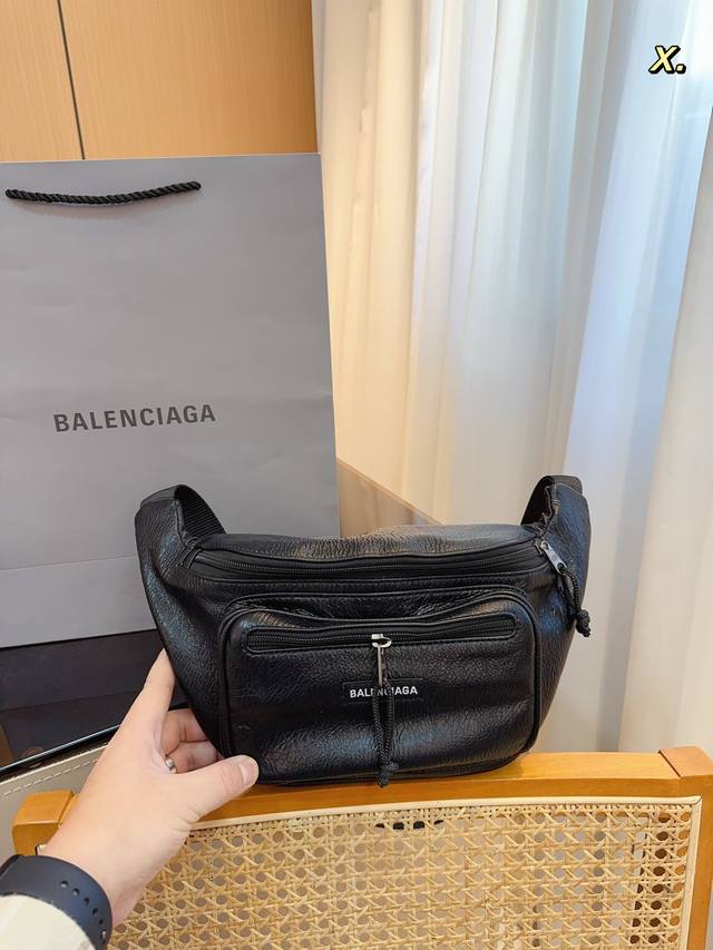 巴黎世家balenciaga 腰包胸包 又甜又酷 一整个爱住 百搭时尚 颜值超高 是每个潮酷女孩必入单品 尺寸23*4*18Cm