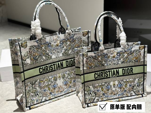 Dior 原版布提花 Dior Book Tote今年最喜欢的一款购物袋 Tote我用的次数最多的包 因为容量超级大 不管什么东西都向里面放 当然凹造型也是必须