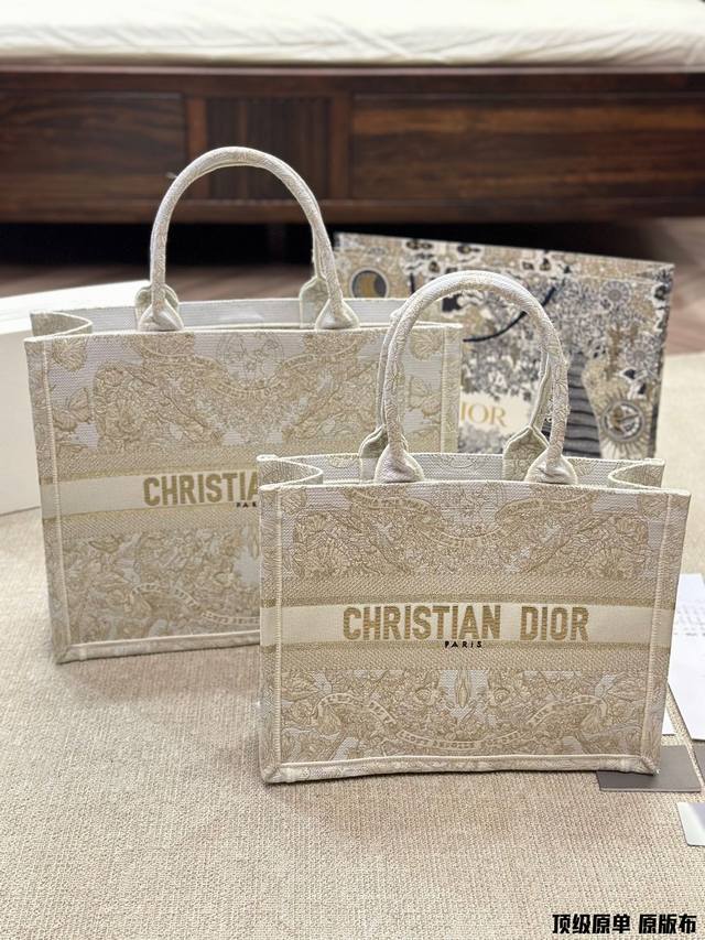 原版提花 Dior Book Tote 是由 Christian Dior艺术总监 Maria Grazia Chiuri签名的原创作品 现已成为品牌的经典之作