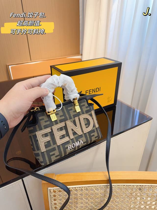 配礼盒 Fendi 芬迪 玳瑁手柄 新款by The Way 迷你手提拉链波士顿 单肩斜挎枕头包 尺寸 18*8*13Cm