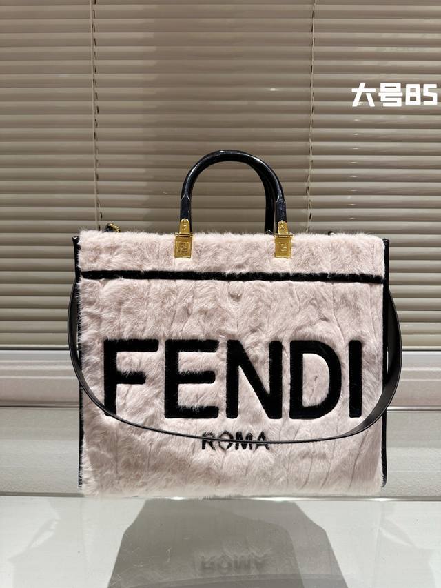 芬迪logo毛毛托特包fendi Tote 好看又酷炫的芬迪包包 渐变logo的设计 Fendi托特包 阳光手提袋 字母蛇皮logo手工缝线设计 玳瑁双手柄是整