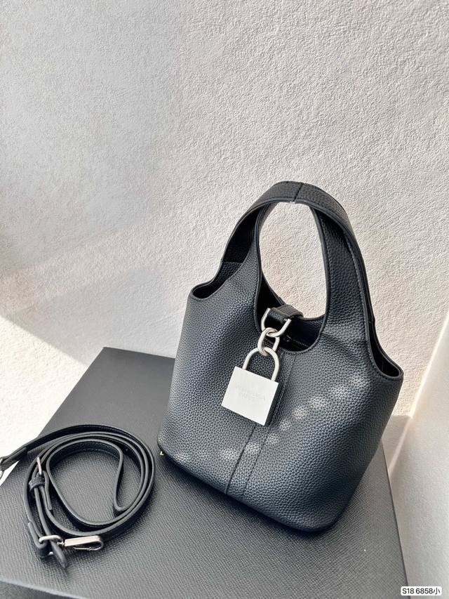 小号 配盒子 巴黎世家锁头包 Balenciaga Locker Hobo锁头包小号 个性不羁爱自由 说的就是巴神吧 别人大logo 咱就搞个大锁头 大家都是大