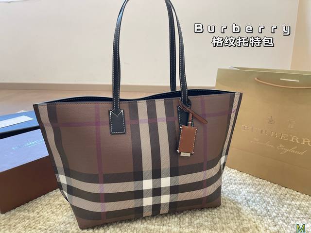 巴宝莉 Burberry格纹托特包 巨巨巨显瘦的包包 这只 Burberry 真的绝了 背上它感觉自己都变得 瘦弱 了起来 款式简洁又时尚 炒鸡适合街拍 容量足