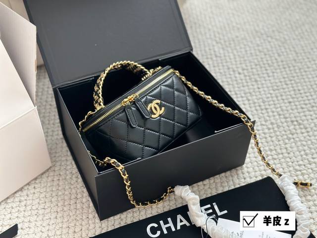 升级款 礼盒包装 Chanel 手工坊手柄小盒子上身可可爱爱金至于容量 我放了一个粉饼 还蛮大的那种 唇釉 耳机 小梳子 女生出门基本也差不多这些吧 基本都是够