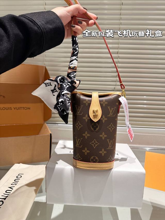 专柜对版包装 Lv Fold Me 迷你小薯条包 如果你想入手一个小巧但是又能小有容纳的包包 那么 Lv的fold Me 小薯条包则是很好的选择今 日常出街 不