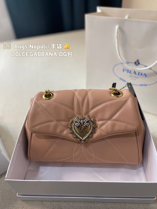 礼盒包装 Bags Napoli 手袋灵感日记夏日优雅纷呈 Dolcegabbana 多样手袋丰富你的百变造型在dg包袋家族中 创意总监stefano和dome