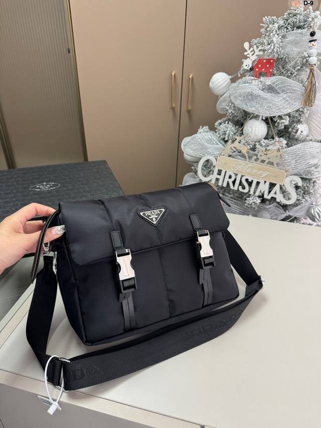 Prada 普拉达 24新品帆布 邮差包 Logo五金原版一比一品质 内置隔层 炒鸡百搭实用的一款 喜欢的美妞快快入手吧 店主推荐 质量超赞 D-9尺寸 27.