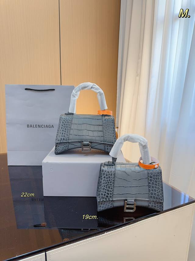 配礼盒 巴黎世家 新品 Balenciaga 新款 沙漏包 最新走秀款来啦专柜限量上市 娱乐周刊主推款 超正点 原版内里 高端时尚 潮爆全球潮范儿们跟上脚步吧