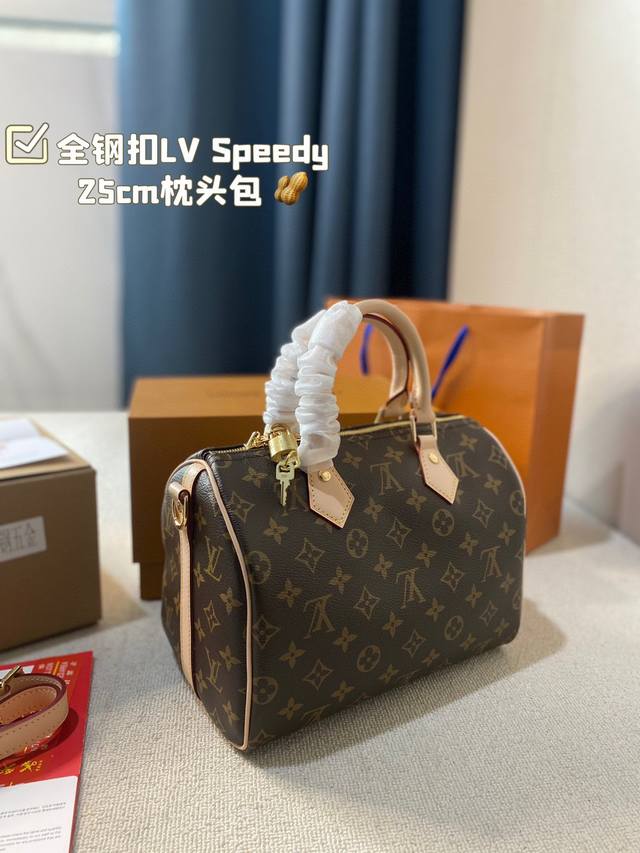 全钢扣 原单 Lv Speedy 25Cm枕头包 Lv 新款系列 枕头包 手袋,全网首发 Lv Speedy Nano 枕头包这款retiro 手袋以标志性 经