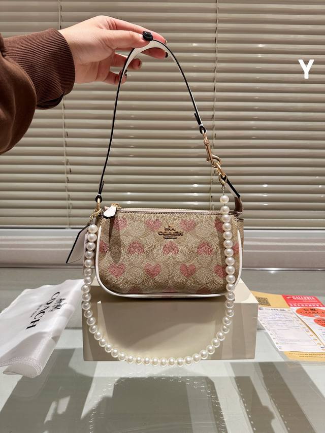 牛皮版本 Coach 新品 Teri腋下包 Coach蔻驰 隆重回归的香布雷系列 结合了 Teri腋下包 奢华细腻的面料搭配时尚雅致的teri腋下包 更加活力和