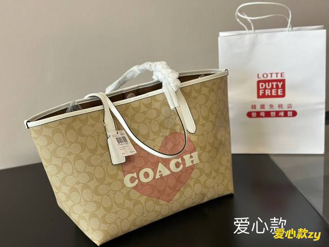 配盒 蔻驰coach代工厂最新购物袋 出货顶级品质亮泽五金logo 炒鸡火实用的款式 多用款内衬logo时尚百搭款式 超级减龄 喜欢的抓紧自留啦专柜尺寸33.3